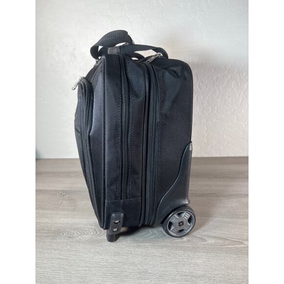 Samsonite Heritage Wheeled Business Carrying Carry-On Bag
Case for 17" Laptop - Picture 3 of 9
